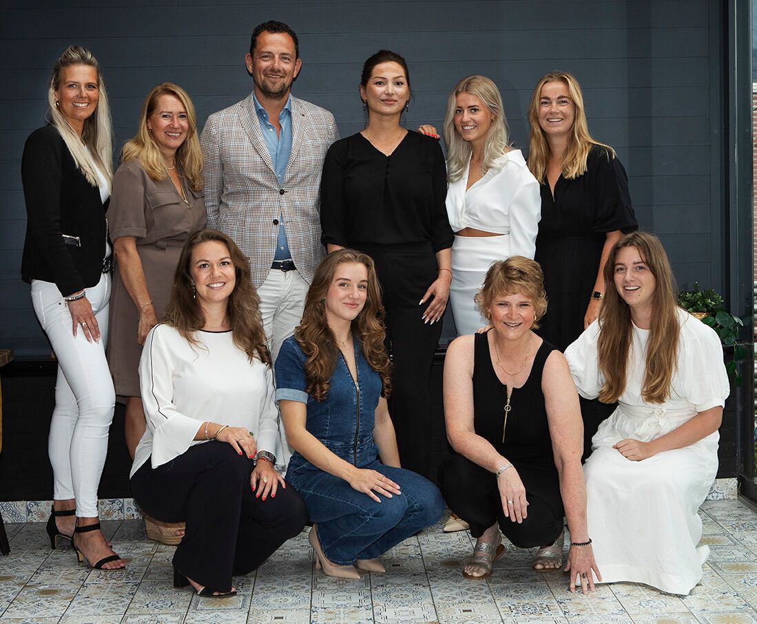 Het team van Goud Inkoop Huizen aan het werk — specialist beoordeelt sieraden met aandacht en vakkennis
